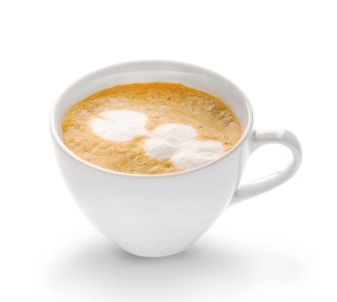 Beyaz arka planda bir fincan lezzetli kapuçino.