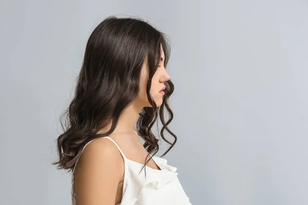 Jeune Femme Avec Beaux Cheveux Bouclés Sur Fond Gris — Photo