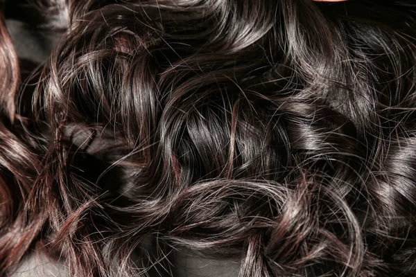 Σγουρά Σκούρα Γυναικεία Μαλλιά Κοντινό Πλάνο — Φωτογραφία Αρχείου