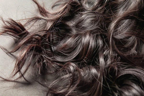 Кудрявые Женские Волосы Темном Фоне Крупным Планом — стоковое фото