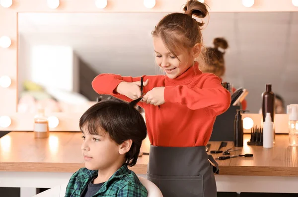 Penata Rambut Kecil Yang Lucu Bekerja Dengan Klien Salon Kecantikan — Stok Foto