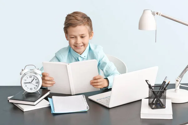 Schattig Jongetje Doet Huiswerk Aan Tafel — Stockfoto