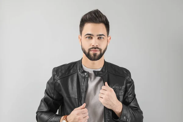 Bonito Homem Com Cabelo Saudável Fundo Claro — Fotografia de Stock