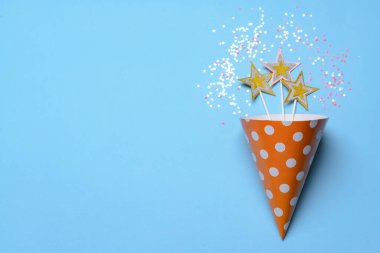 Arkaplanda parti şapkası ve doğum günü dekoru