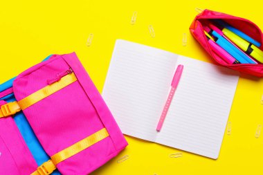 Okul çantası ve renk arkaplanı kırtasiyesi