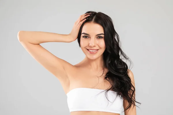 Mujer Joven Con Hermoso Cabello Sano Sobre Fondo Gris —  Fotos de Stock