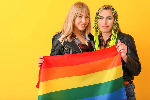 Portret Młodej Pary Transgenderowej Flagą Lgbt Tle Koloru — Zdjęcie stockowe