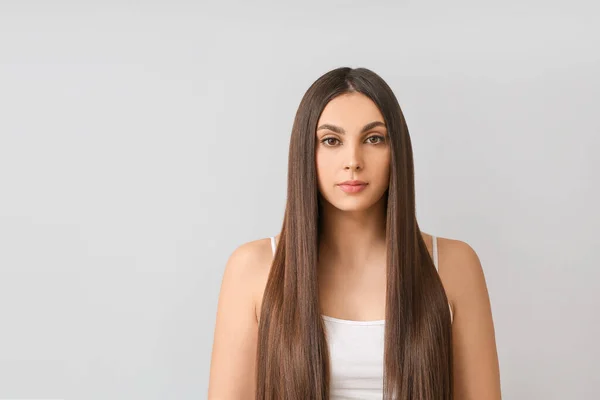 Mujer Joven Con Hermoso Cabello Liso Sobre Fondo Gris — Foto de Stock