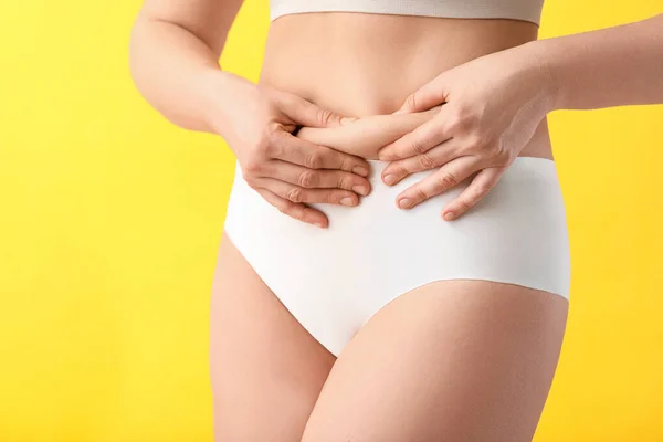 Junge Frau Mit Cellulite Problem Auf Farbigem Hintergrund — Stockfoto