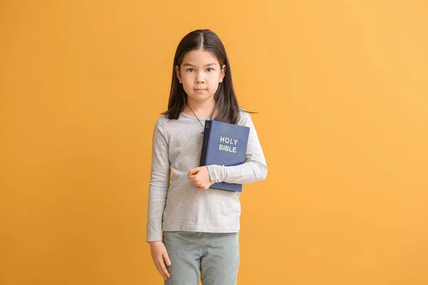 Χαριτωμένο Κοριτσάκι Της Ασίας Βίβλο Στο Φόντο Χρώμα — Φωτογραφία Αρχείου