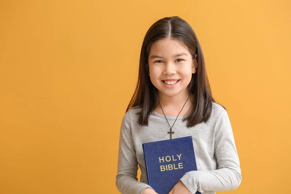 Cute Little Asian Girl Biblii Tle Koloru — Zdjęcie stockowe