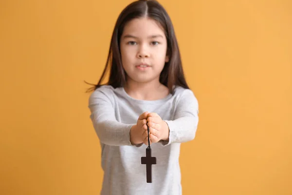Χαριτωμένο Κοριτσάκι Της Ασίας Προσεύχεται Στο Φόντο Χρώμα — Φωτογραφία Αρχείου