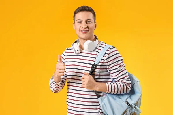 Retrato Estudiante Masculino Mostrando Pulgar Hacia Arriba Fondo Color — Foto de Stock