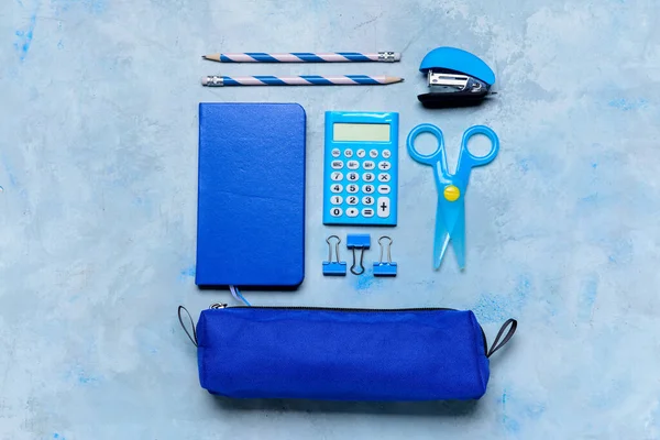 彩色背景的笔盒和学校文具 — 图库照片