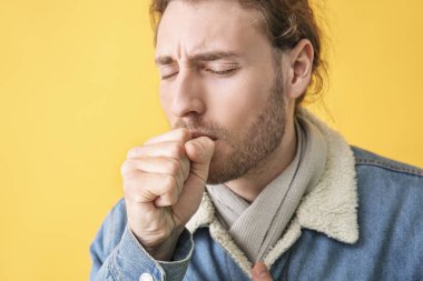 Renkli arka planı olan hasta bir genç.