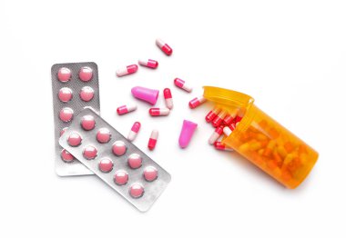 Beyaz arka planda kulak tıkaçları ve uyku hapları