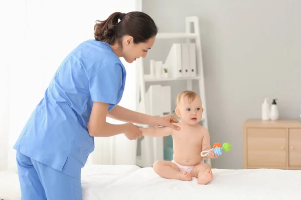 Masaż Terapeuta Pracuje Cute Baby Centrum Medycznym — Zdjęcie stockowe