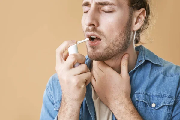 Joven Enfermo Con Inhalador Sobre Fondo Color — Foto de Stock