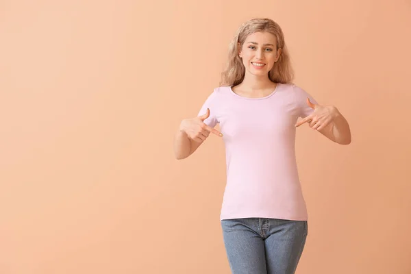 Mujer Elegante Camiseta Sobre Fondo Color — Foto de Stock