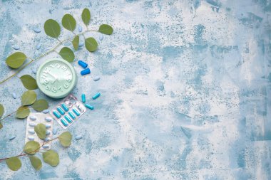 Alarm saati ve uyku hapları.