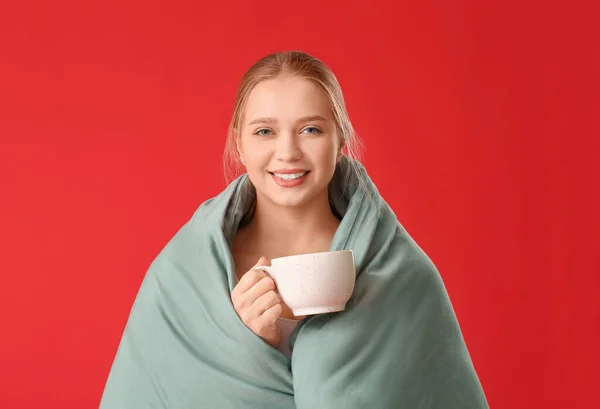 Jonge Vrouw Verpakt Deken Drinken Thee Kleur Achtergrond — Stockfoto