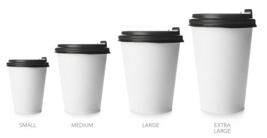 Beyaz arka planda farklı boyutlarda kahve fincanları.