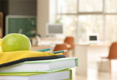 Okul malzemeleriyle dolu sırt çantası, yakın plan.