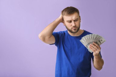 Renkli geçmişi olan düşünceli, yakışıklı bir adam.