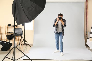Stüdyoda çalışan profesyonel fotoğrafçı