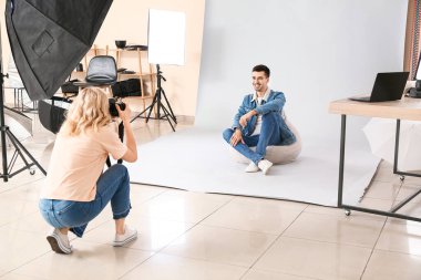 Stüdyo modeliyle çalışan profesyonel fotoğrafçı