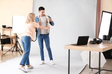 Stüdyo modeliyle çalışan profesyonel fotoğrafçı