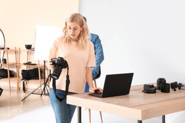 Stüdyoda çalışan profesyonel fotoğrafçı