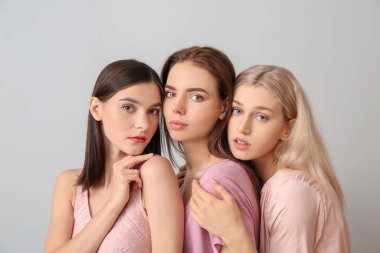 Açık arkaplanda güzel makyajlı genç kadınlar