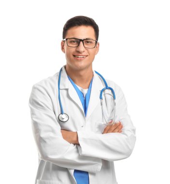 Beyaz arka plan üzerinde yakışıklı erkek doktor