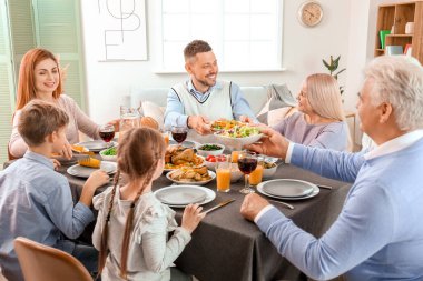 Aile Şükran Günü 'nü evde kutluyor.