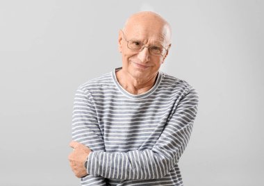 Gri arka plan üzerinde yaşlı adam portresi