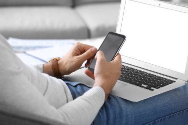 evde çalışan yakışıklı işadamı