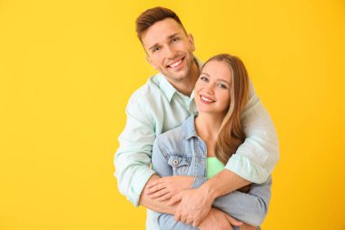 Renkli arka planda mutlu genç çift