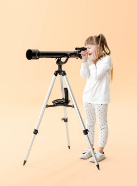 Renkli teleskoplu şirin küçük kız.