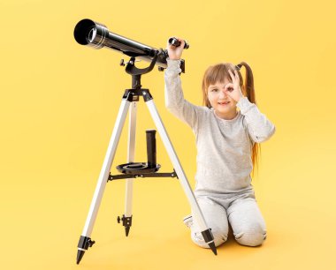 Renkli teleskoplu şirin küçük kız.
