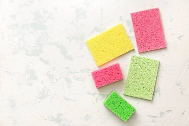 Hafif arkaplanda süngerler ve peçeteler