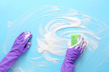 Renk yüzeyini temizleyen kadının elleri
