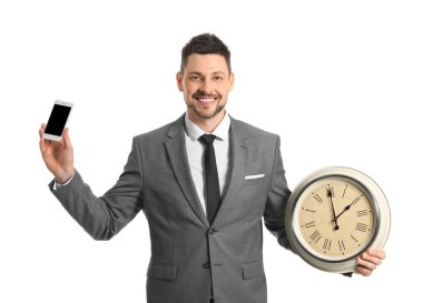 Beyaz arka planda saati ve cep telefonu olan bir iş adamı. Zaman yönetimi kavramı