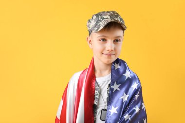 Amerikan bayrağıyla renklendirilmiş şirin küçük asker