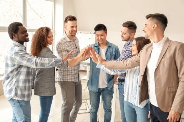 İçeride el ele tutuşan bir grup insan. Birlik kavramı