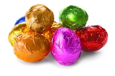 Beyaz arka planda tatlı çikolata yumurtaları