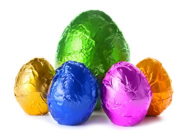 Beyaz arka planda tatlı çikolata yumurtaları