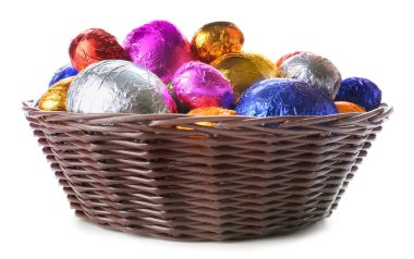Beyaz arka planda çikolata yumurtalı sepet.
