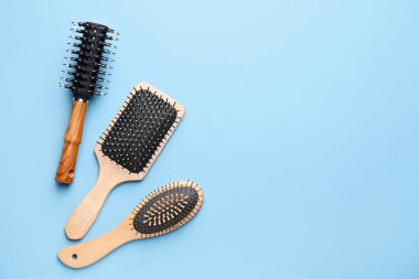 Renkli arkaplanda saç fırçaları