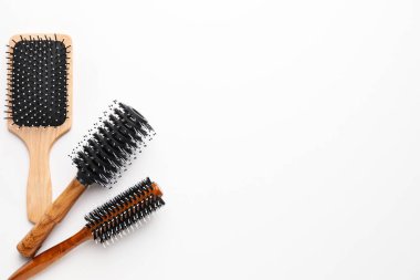 Beyaz arkaplanda saç fırçaları